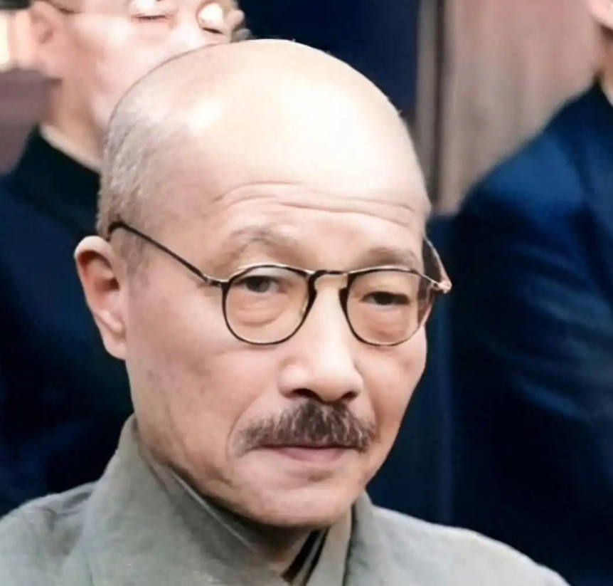 东条英机的结局：在绞架上硬挺12分钟，尿流满地，骨灰丢入太平洋
